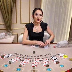 Tables de live blackjack avec croupiers en direct accessibles uniquement en argent réel