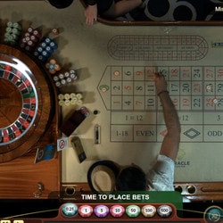 Capture d’écran d'une live roulette avec croupiers en direct