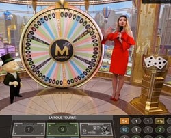 Studio réel de Monopoly Live, la roue de la fortune d'Evolution Gaming