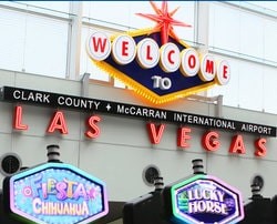 Une voyageuse a gagne a une machine a sous de l'Aeroport Mc Carran de Las Vegas en attendant son vol