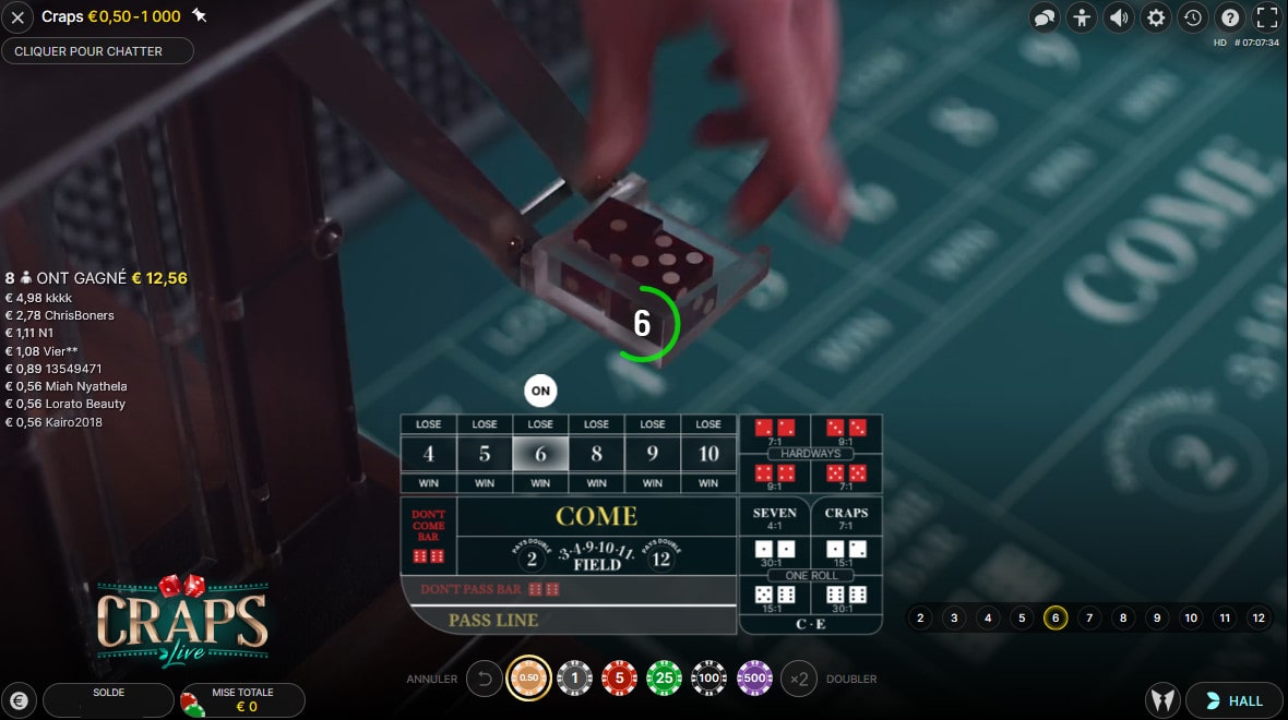 Placement des dés sur le lanceur automatique de Craps Live