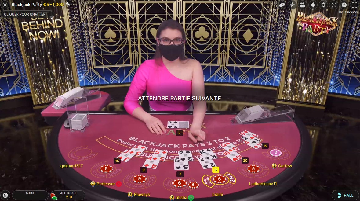 Croupière avec un masque à cause du Covid-19 sur la table Blackjack Party