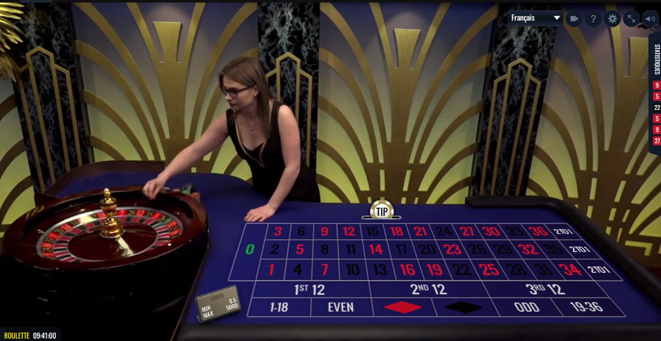 Capture d'écran d'une table de roulette en ligne de LuckyStreak avec une croupière en studio