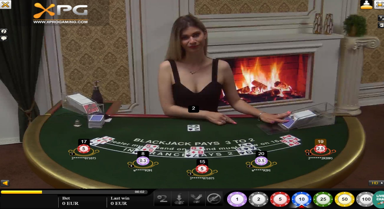 Croupière a une table de blackjack en ligne Xpro Gaming