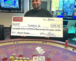 Sergio Ochoa est le gagnant de Poker 3 cartes grace au retard de son vol