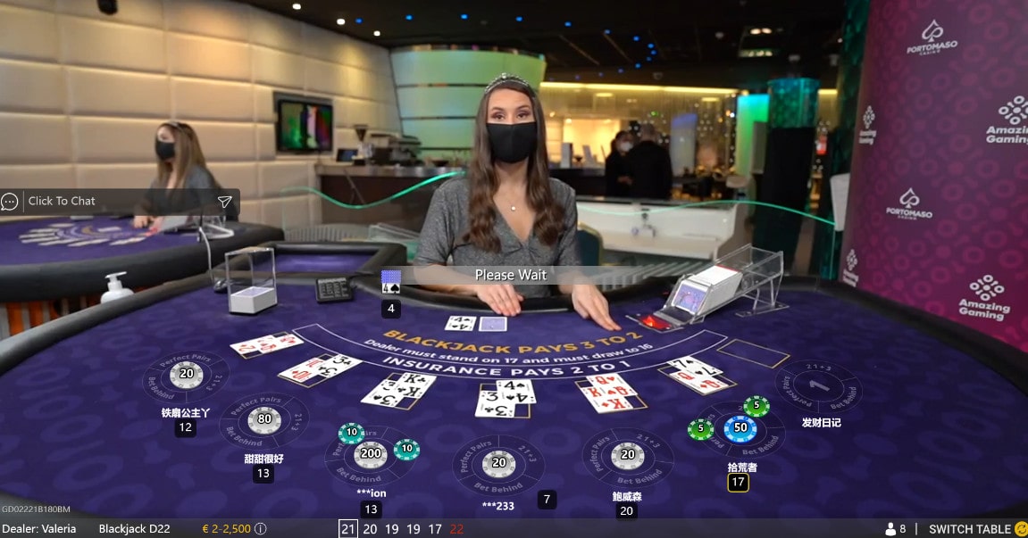 Croupiere a une table de blackjack en ligne d'Amazing Gaming