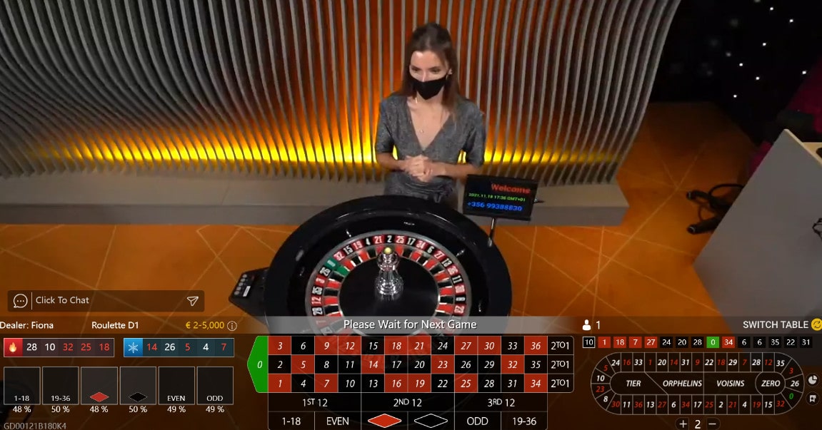 Croupiere a l'unique table de roulette en ligne d'Amazing Gaming