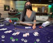 Croupière a une des 6 tables de blackjack en ligne Amazing Gaming dispo sur Lucky31