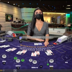 Croupiere a une des 6 tables de blackjack en ligne Amazing Gaming dispo sur Lucky31