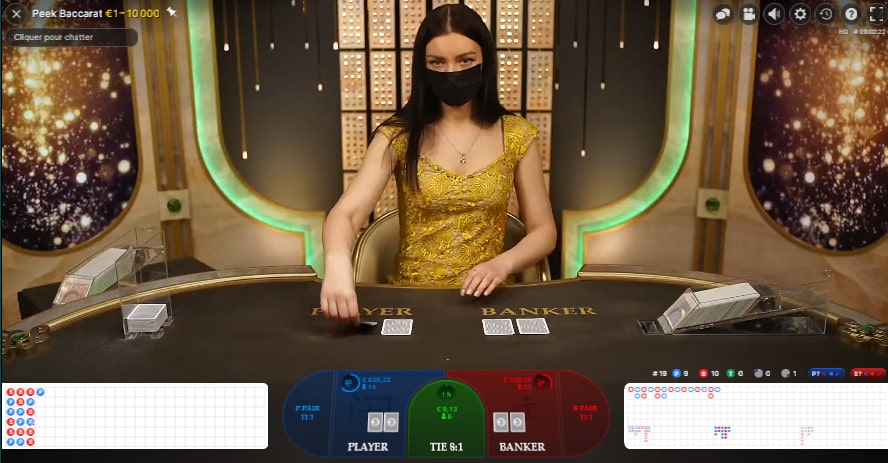 Croupière en direct a la table Peek Baccarat