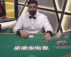 Le jeu en direct Royal Poker d'Ezugi integre le casino en ligne MrXbet