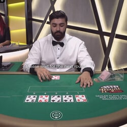 Le jeu en direct Royal Poker d'Ezugi integre le casino en ligne MrXbet