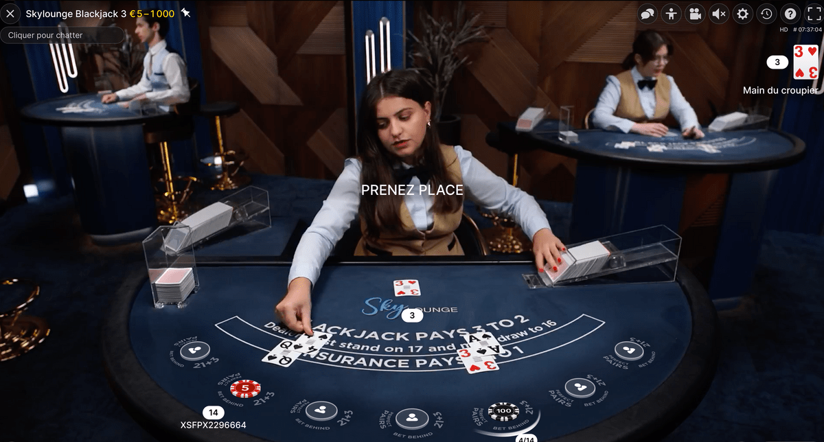 croupiere distribue les cartes a la table SkyLounge Blackjack d'Evolution