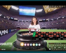 Croupière en live a la table Hat-Trick Roulette de Vivo Gaming