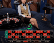 Croupière a la table SkyLounge Roulette Royale