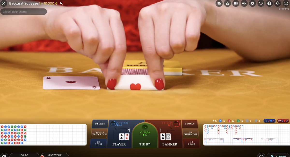 Croupière plie la carte pour plus d'adrenaline a Baccarat Squeeze