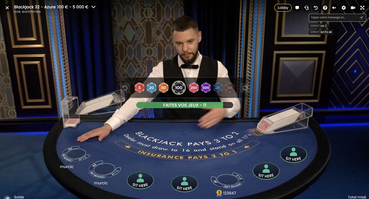 Croupier sur la table Blackjack Azure