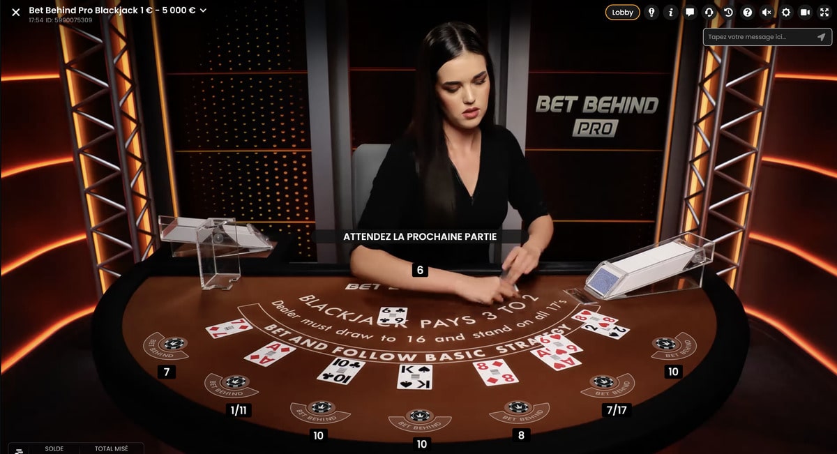 Distribution de cartes au Bet Behind Pro Blackjack