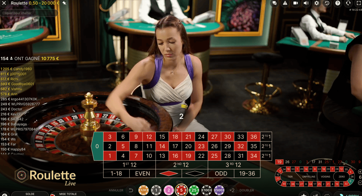 Croupier lance la bille sur Roulette Aleatoire